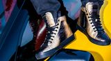 Weiß man gar nicht, wo man zuerst hinschauen soll. Auf die Sneaker für 2500 Euro oder die Corvette für 200.000 Euro.  Glitzert beides so schön in der Sonne