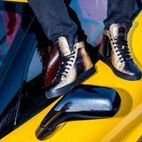 Weiß man gar nicht, wo man zuerst hinschauen soll. Auf die Sneaker für 2500 Euro oder die Corvette für 200.000 Euro.  Glitzert beides so schön in der Sonne