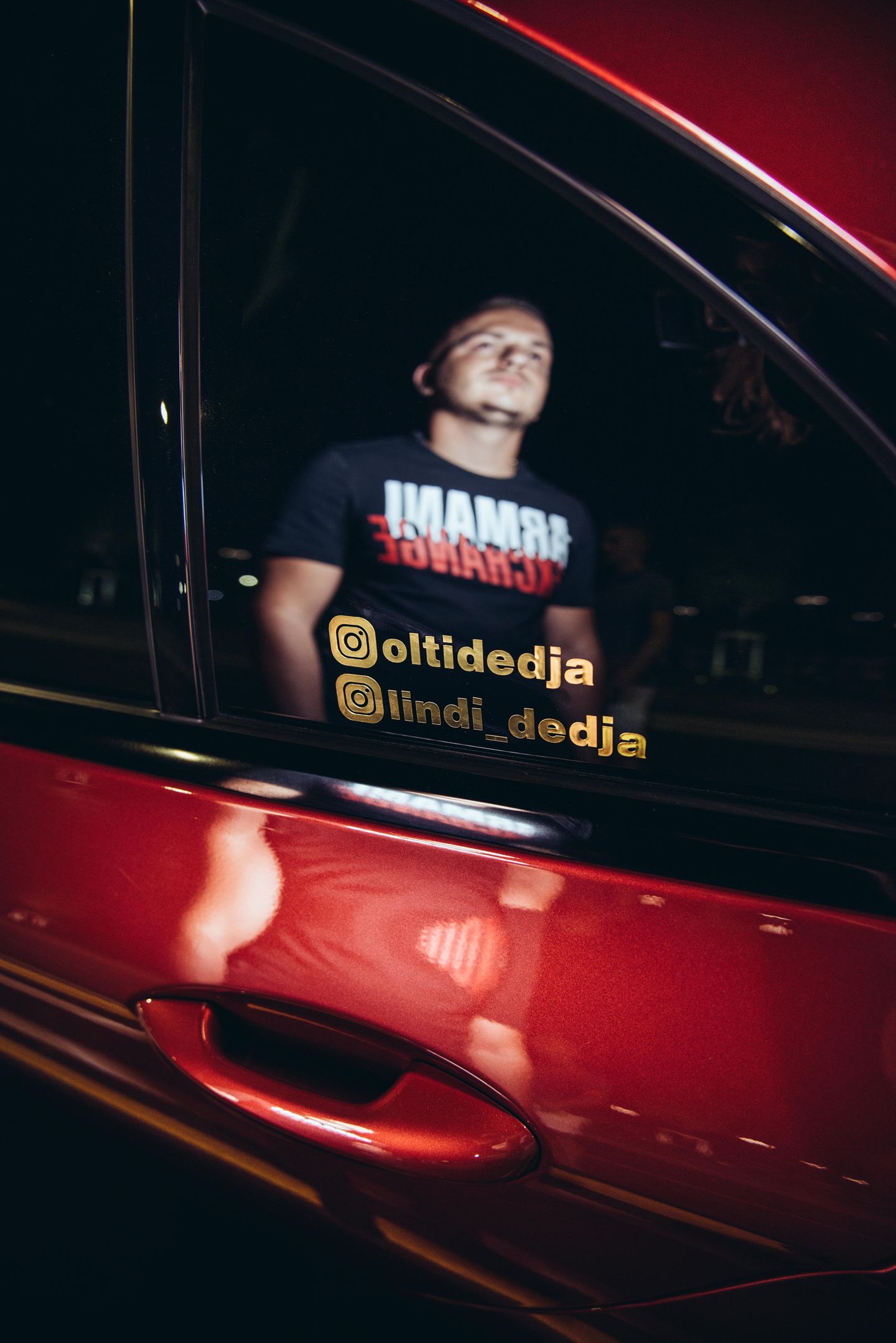 Fühlt sich wie der Coolste, wenn er cruist:  Lindi Dedja vor seiner neuen Karre – mit seinem Insta-Tag an jedem Fenster.