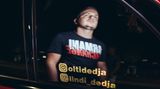 Fühlt sich wie der Coolste, wenn er cruist:  Lindi Dedja vor seiner neuen Karre – mit seinem Insta-Tag an jedem Fenster.