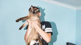 Der Admin. Als Nicht-Rich-Kid-of-Tirana teilt er sich sein Zimmer mit seiner Schwester. Und der Katze.