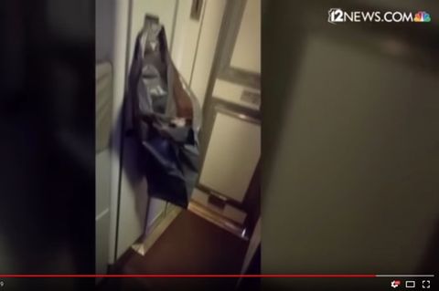 An der Toilette einer Flugzeugtoilette hängt eine schwarze Mülltüte
