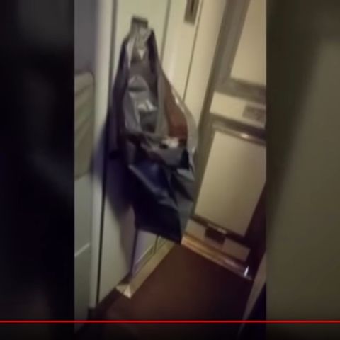 An der Toilette einer Flugzeugtoilette hängt eine schwarze Mülltüte