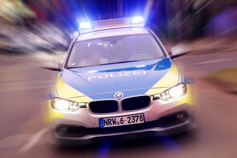 Ein Polizeiauto fährt auf einer Straße