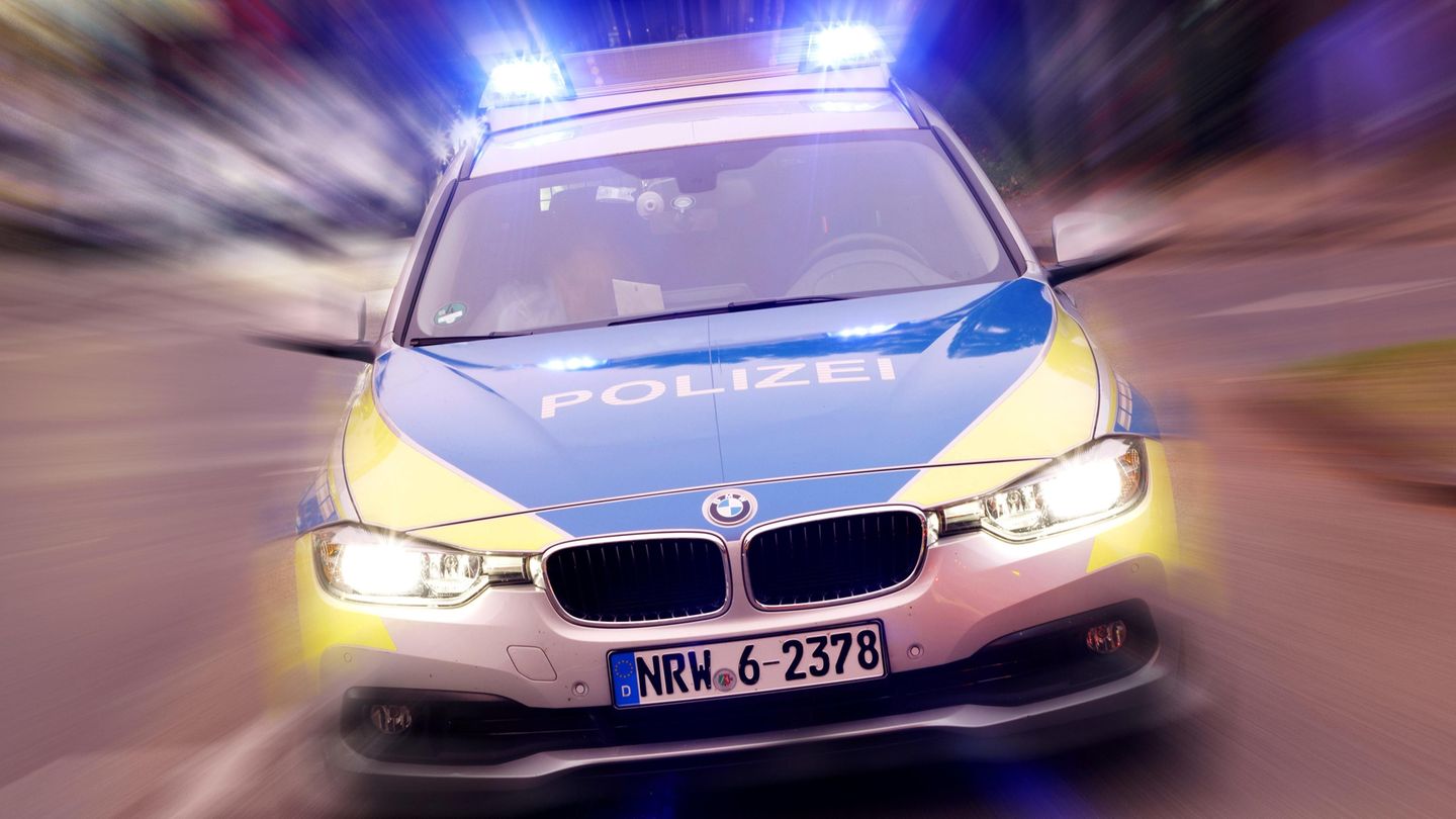 Ein Polizeiauto fährt auf einer Straße