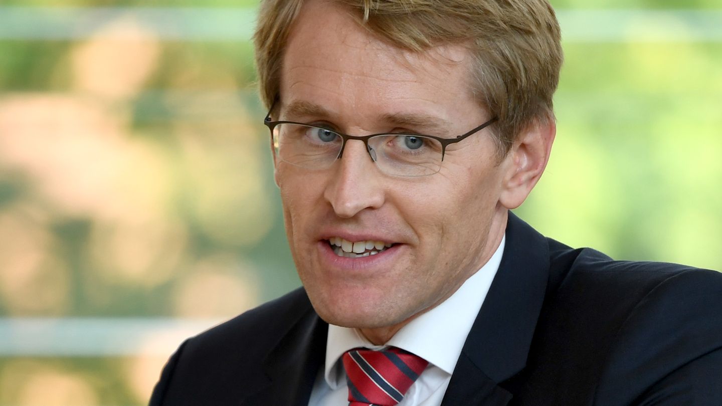 Daniel Günther (CDU), Ministerpräsident von Schleswig-Holstein, blickt nachdenklich