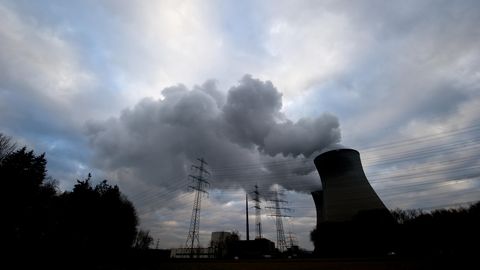 Dichter Dampf quillt aus den Kühltürmen vom Atomkraftwerk Grundremmingen in Bayern