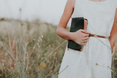 Frau mit Bibel in Feld