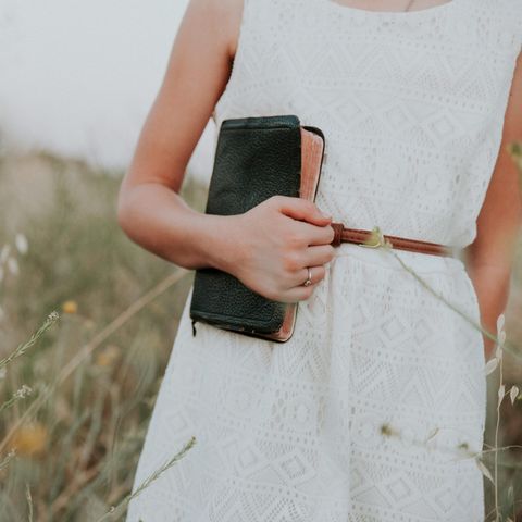 Frau mit Bibel in Feld