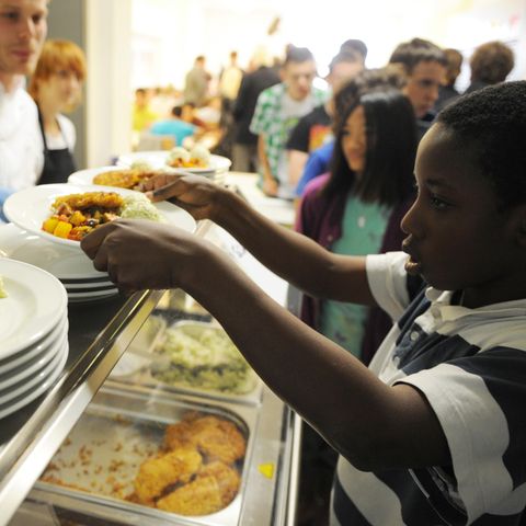 Streit um Halal-Fleisch in Hamburg: Ein Schüler nimmt sich Essen in einer Schulkantine