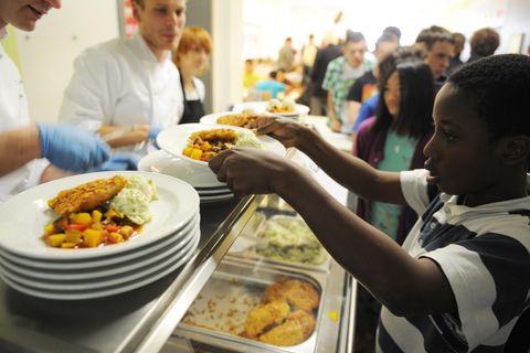Streit um Halal-Fleisch in Hamburg: Ein Schüler nimmt sich Essen in einer Schulkantine