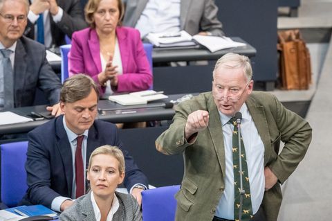 Generalaussprache zur Regierungspolitik - Schlagabtausch im Bundestag