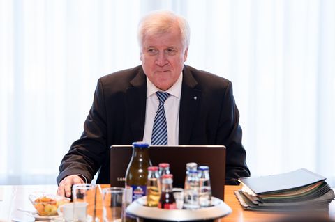 Horst Seehofer 2016 an einem Laptop