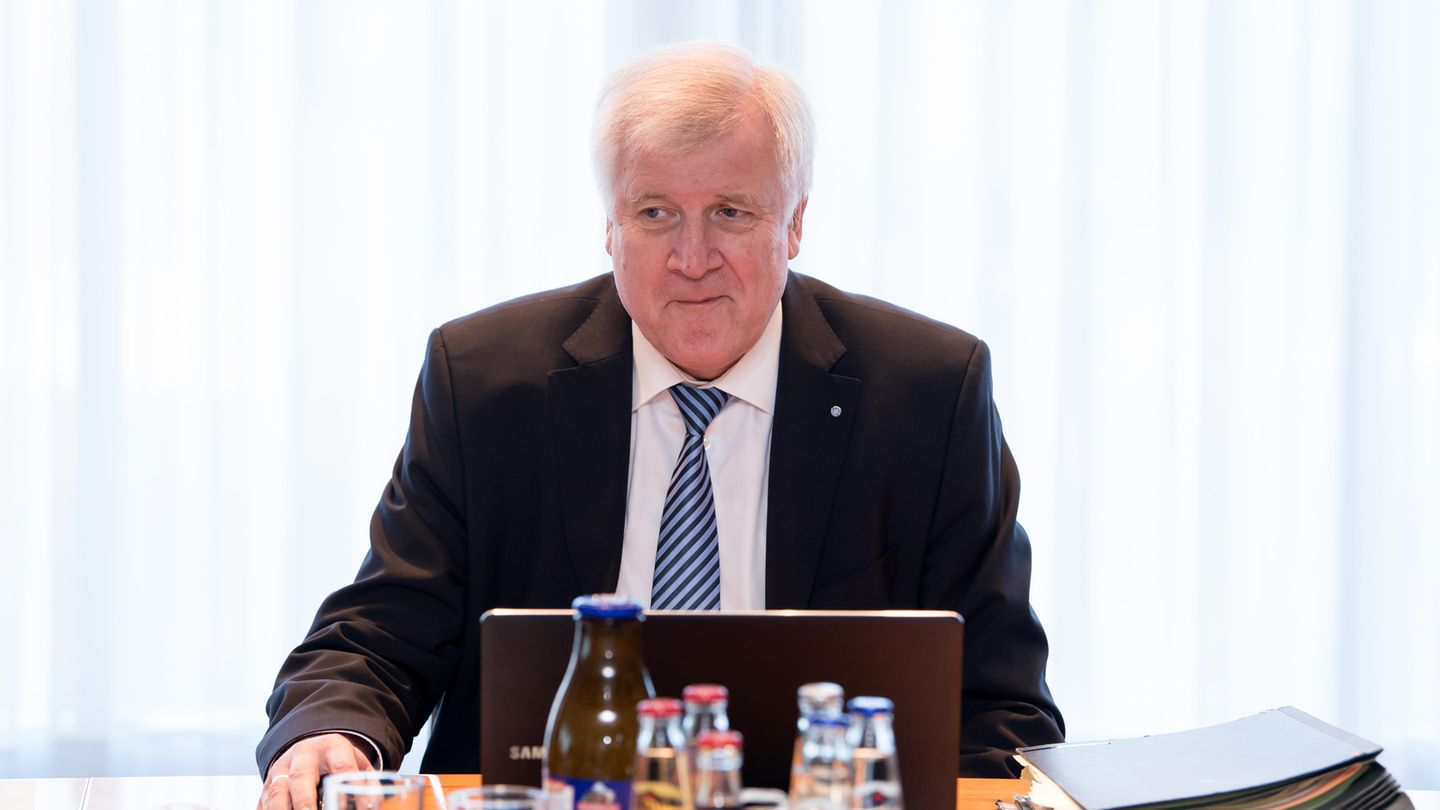 Horst Seehofer 2016 an einem Laptop