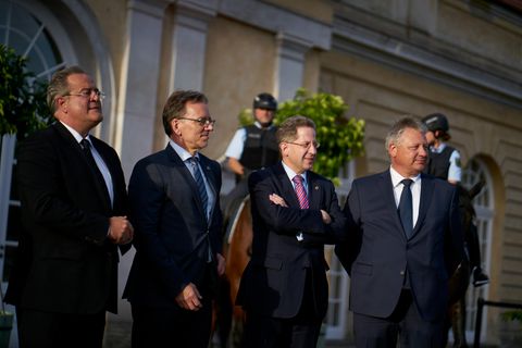 V.l.n.r.: Dieter Romann (Bundespolizei), Holger Münch (BKA) , Hans-Georg Maaßen (Verfassungsschutz) und Bruno Kahl (BND) posieren vor der Orangerie von Schloss Charlottenburg