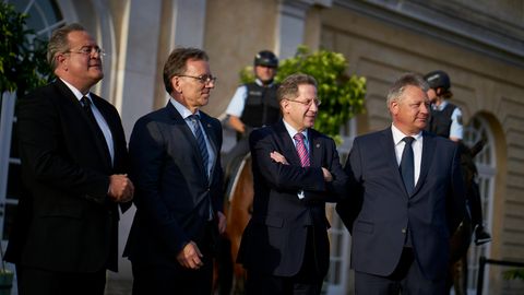 V.l.n.r.: Dieter Romann (Bundespolizei), Holger Münch (BKA) , Hans-Georg Maaßen (Verfassungsschutz) und Bruno Kahl (BND) posieren vor der Orangerie von Schloss Charlottenburg