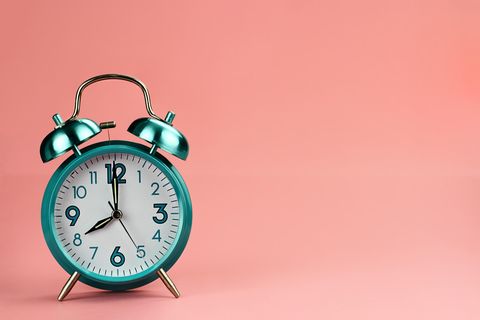 Eine Uhr vor pinkem Hintergrund