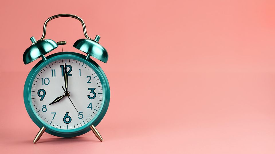 Eine Uhr vor pinkem Hintergrund