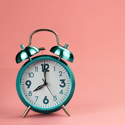 Eine Uhr vor pinkem Hintergrund