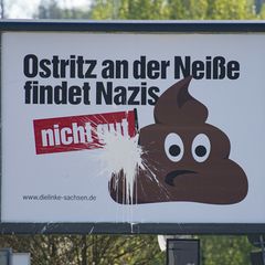 Ein Schild mit der Aufschrift "Ostritz an der Neiße findet Nazis nicht gut"