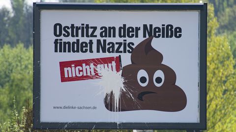Ein Schild mit der Aufschrift "Ostritz an der Neiße findet Nazis nicht gut"