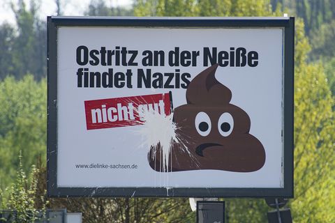 Ein Schild mit der Aufschrift "Ostritz an der Neiße findet Nazis nicht gut"