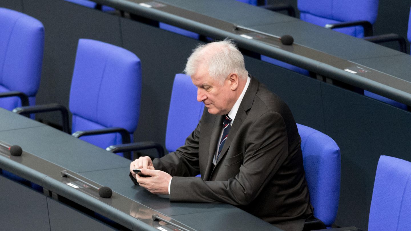 Mann im Anzug spielt auf Handy