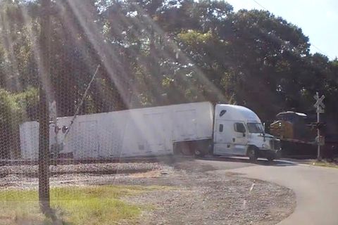 USA: Güterzug zerfetzt Truck auf den Gleisen