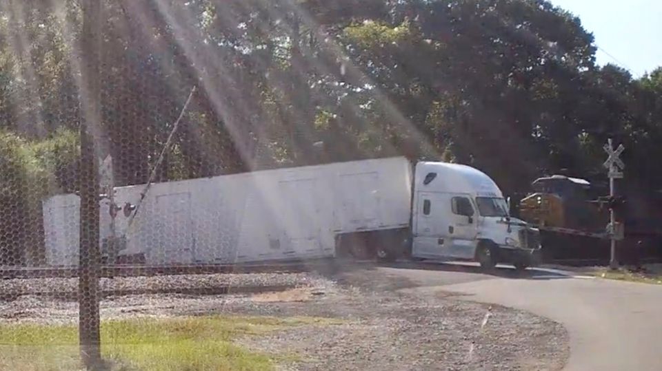 USA: Güterzug zerfetzt Truck auf den Gleisen