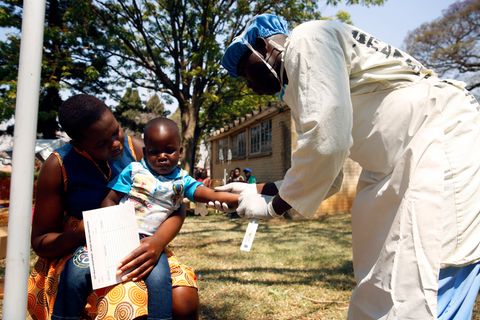 Kind mit Cholera-Symptomen wird betreut
