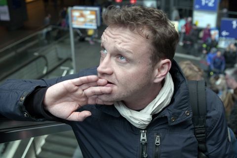 Chris aus der Sendung "Ich, einfach unvermittelbar?" steht nervös am Bahnhof