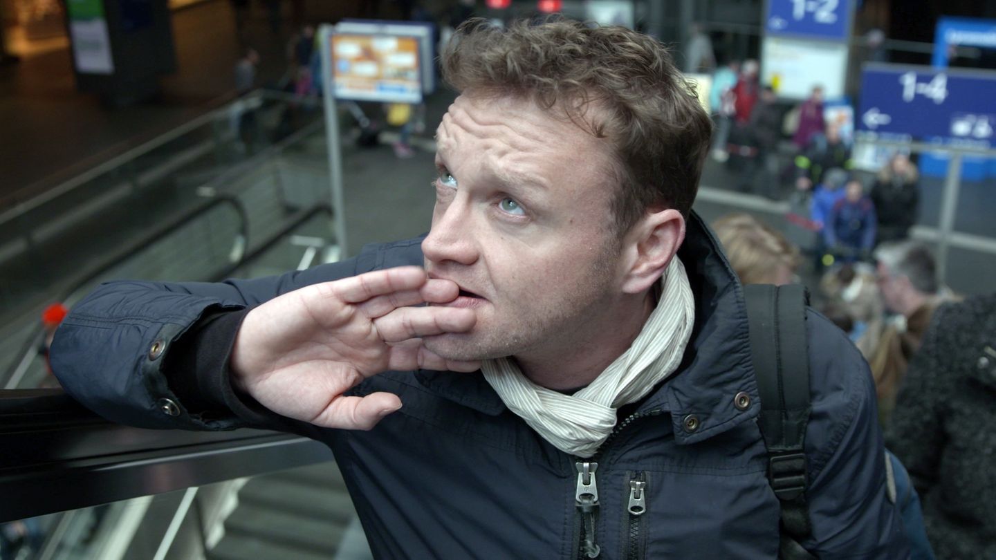 Chris aus der Sendung "Ich, einfach unvermittelbar?" steht nervös am Bahnhof