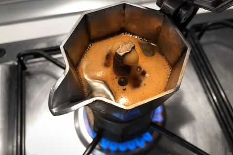 Eine Espressokanne in der Kaffee gekocht wird.