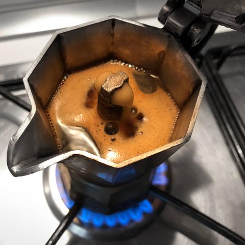 Eine Espressokanne in der Kaffee gekocht wird.