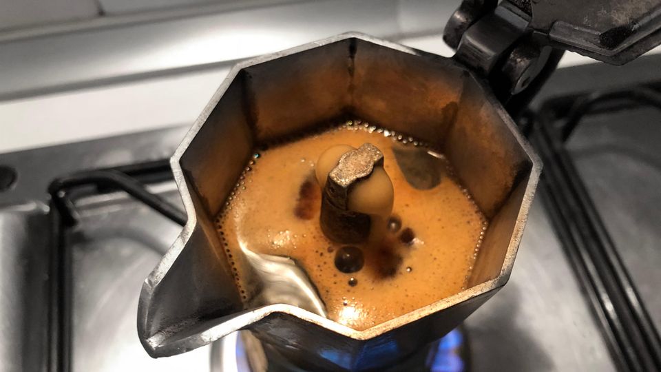 Eine Espressokanne in der Kaffee gekocht wird.