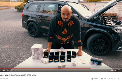 Xatar präsentiert den Kilo Gold, den er an seine Fans verlosen will. Woher er das Gold hat? Darüber kann nur spekuliert werden ...