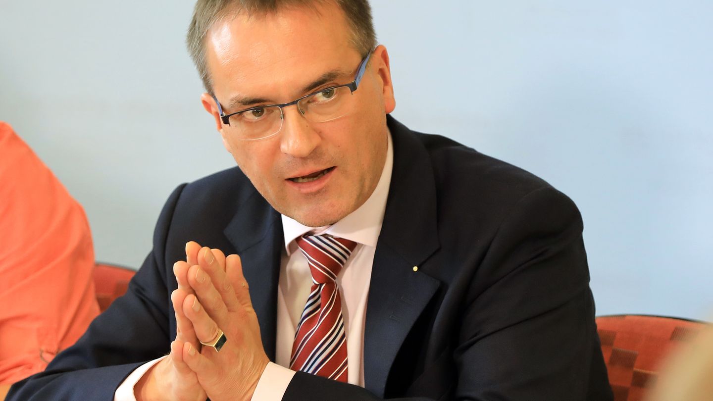 Der Leitende Staatsanwalt Horst Nopens spricht auf einer Pressekonferenz