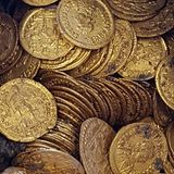 Die Münzen zeigen die Bildnisse von Kaisern aus der späten Kaiserzeit.