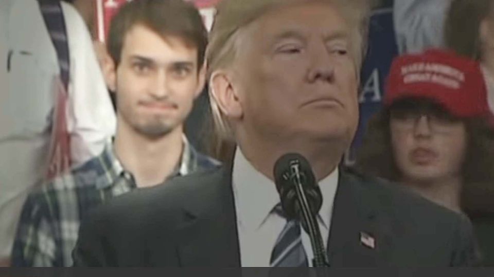 Der Karohemd-Typ grimassiert fleißig, während Trump seine Rede hält