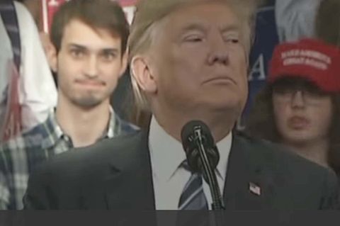 Der Karohemd-Typ grimassiert fleißig, während Trump seine Rede hält