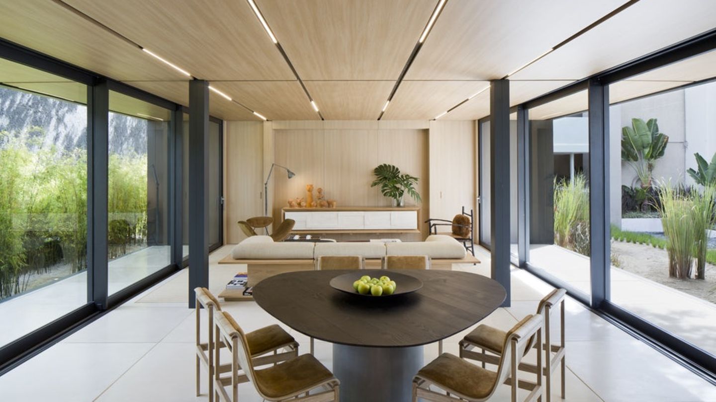 An den Maßen der Deckenverkleidung erkennt man den modularen Aufbau des Hauses.