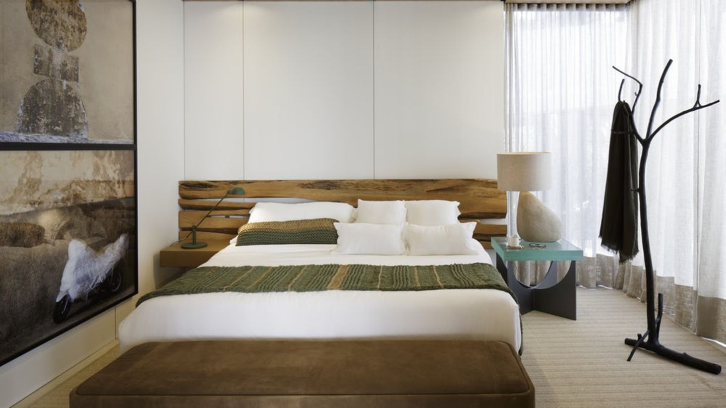 Die hohen Fensterwände öffnen das Haus zur Umgebung.