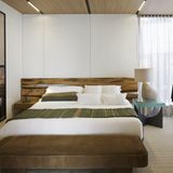 Die hohen Fensterwände öffnen das Haus zur Umgebung.