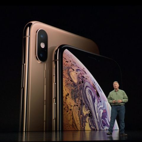 Phil Schiller steht vor Apples neuen iPhone Xs und iPhone Xs Max