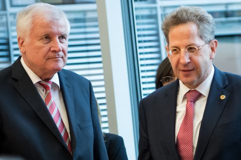 Der Innenminister lobte die Arbeit Maaßens als Chef des Bundesamtes für Verfassungsschutz