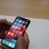 Keynote: Das günstige iPhone XR  muss zwar mit einem LCD-Display (6,1 Zoll) auskommen, der soll aber trotzdem 60 Prozent mehr Farben anzeigen können als OLED-Screen des iPhone X.