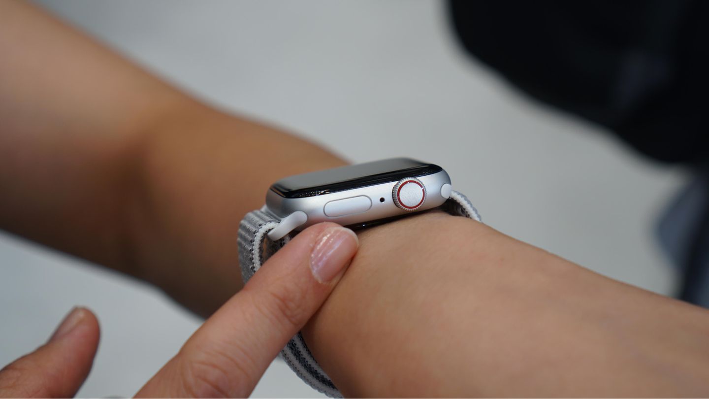Keynote: Die Buttons wurden ebenfalls überarbeitet. Die Krone bietet nun haptisches Feedback und lässt sich als elektrischer Sensor für ein EKG nutzen. Der Seitenknopf ist nicht mehr mechanisch sondern nur noch eine druckempfindliche Stelle im soliden Gehäuse. Keynote: Die Buttons wurden ebenfalls überarbeitet. Die Krone bietet nun haptisches Feedback und lässt sich als elektrischer Sensor für ein EKG nutzen. Der Seitenknopf ist nicht mehr mechanisch sondern nur noch eine druckempfindliche Stelle im soliden Gehäuse.