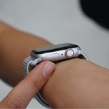 Keynote: Die Buttons wurden ebenfalls überarbeitet. Die Krone bietet nun haptisches Feedback und lässt sich als elektrischer Sensor für ein EKG nutzen. Der Seitenknopf ist nicht mehr mechanisch sondern nur noch eine druckempfindliche Stelle im soliden Gehäuse.