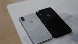Keynote: Das iPhone XS und sein großer Bruder iPhone XS Max sind da deutlich zurückhaltender. Natürlich gibt es die Klassiker Schwarz und Silber.