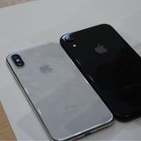 Keynote: Das iPhone XS und sein großer Bruder iPhone XS Max sind da deutlich zurückhaltender. Natürlich gibt es die Klassiker Schwarz und Silber.